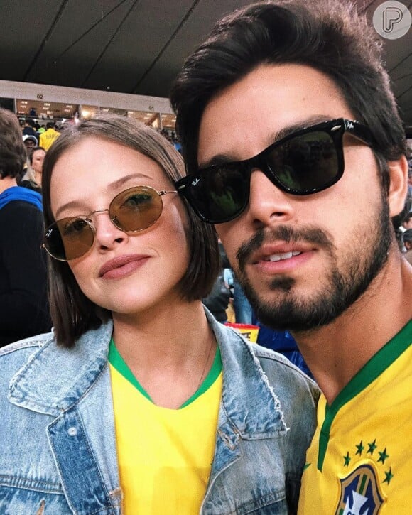 Agatha Moreira torceu ao lado do namorado, Rodrigo Simas, para o Brasil e escolheu jaqueta jeans para completar o look.