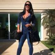 Graciele Lacerda escolheu macacão jeans skinny e mostrou que também é fã de denim.