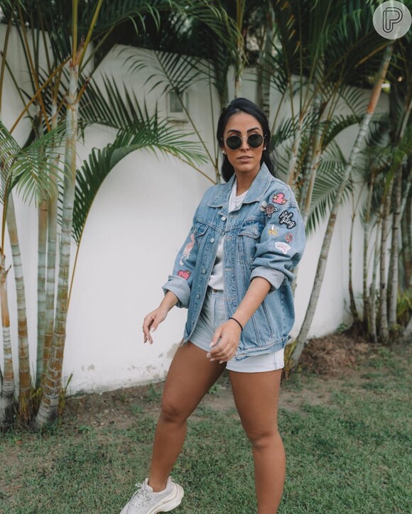 Mãe fashionista: Jade Seba combinou short e jaqueta jeans cheia de detalhes em look com muito estilo.