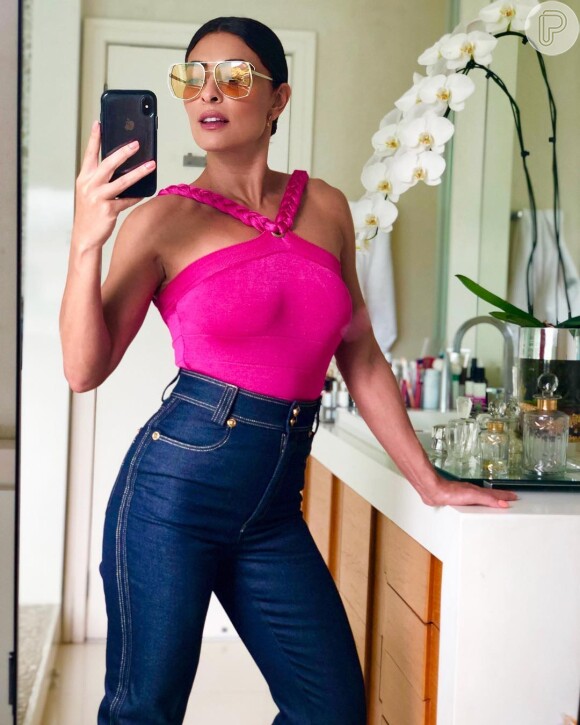 Juliana Paes combinou calça jeans com lavagem clássica, bem escura, com body rosa.