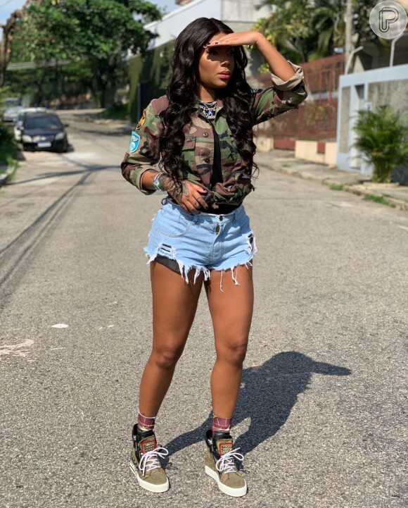 Assim como a calça jeans fica ótima com tênis, Ludmilla mostra que o short também forma uma ótima combinação com o sapato.