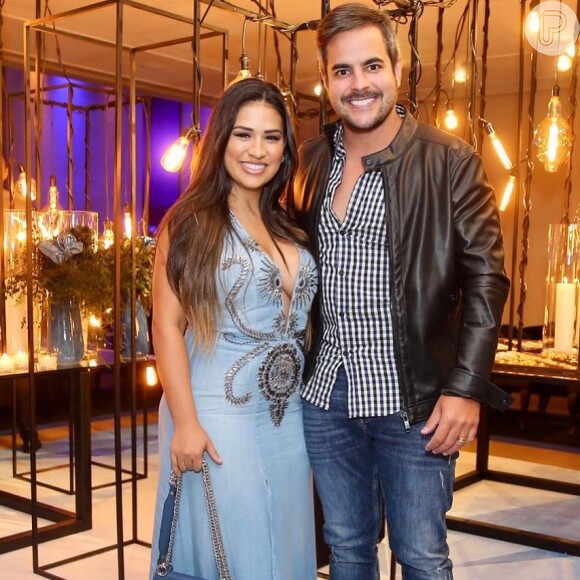 Vestido jeans foi a aposta de Simone para ir a evento com o marido Kaká Diniz.