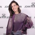 A influencer Camila Coutinho apostou em um estilo depsojado com calça, t-shirt e jaqueta em tons de roxo e lilás