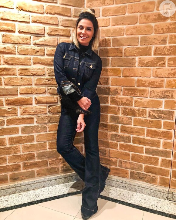 Foto: Camisa xadrez e calça jeans se combinaram em look de Sheron Menezzes  - Purepeople