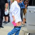  Jennifer Lopez escolheu o look de camisa oversized e botas jeans  