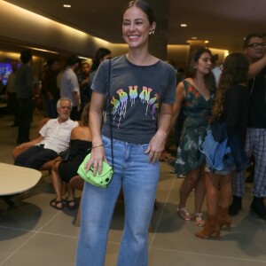 Calça jeans reta e t-shirt estampada se combinaram em look de Paolla Oliveira