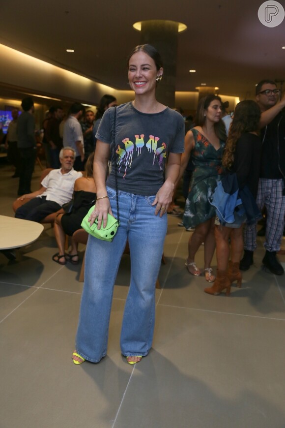 Calça jeans reta e t-shirt estampada se combinaram em look de Paolla Oliveira