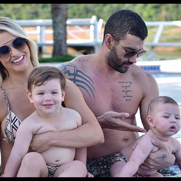 Andressa Suita passou a noite cuidando dos filhos na madrugada desta sexta-feira, dia 05 de julho de 2019