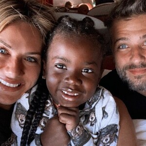 Giovanna Ewbank e Gagliasso embarcam com Títi para África: 'Especial'