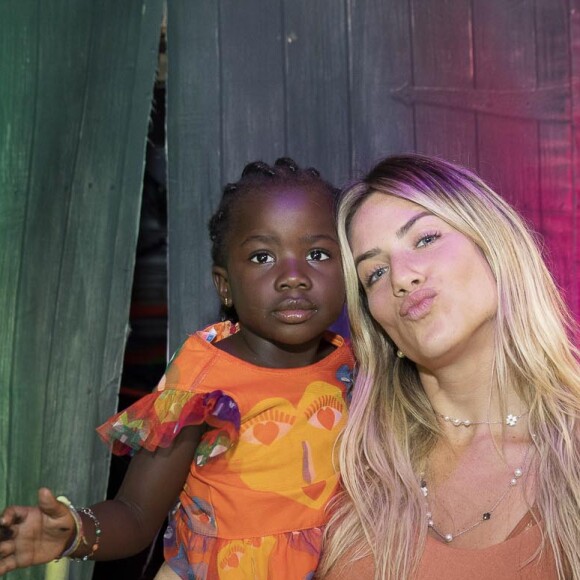 Giovanna Ewbank ficou surpresa e toda orgulhosa ao ver a filha, Títi, levando sua própria mala