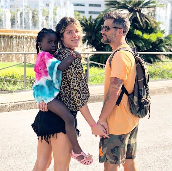 Bruno Gagliasso comemorou a viagme com a mulher, Giovanna Ewbank e a filha, Títi: 'Chegou a hora da Títi levar toda a família para conhecer a África! '