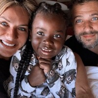 Em família! Gio Ewbank e Gagliasso embarcam com Títi para África: 'Especial'