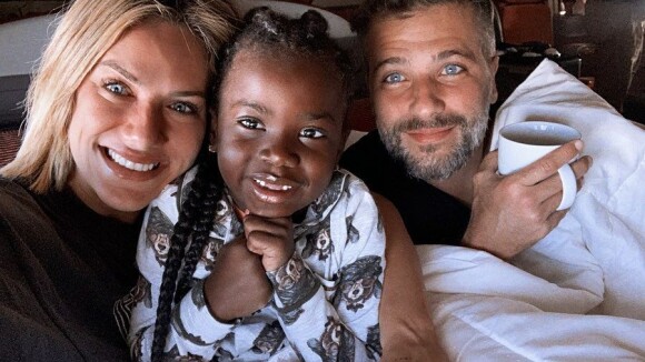 Em família! Gio Ewbank e Gagliasso embarcam com Títi para África: 'Especial'