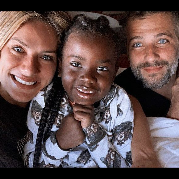 Giovanna Ewbank compartilhou foto com a filha, Títi, e o marido, Bruno Gagliasso em avião nesta sexta-feira, dia 05 de julho de 2019