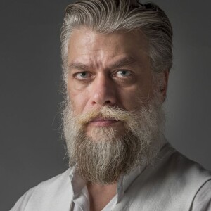 Fabio Assunção zoou ao ser filmado pela namorada, Mel Pedroso, atacando uma lata de leite condensado na madrugada