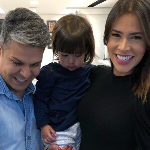 Adriana Sant'Anna mostrou primeiro corte do cabelo da filha, Linda, nesta segunda-feira, 8 de julho de 2019