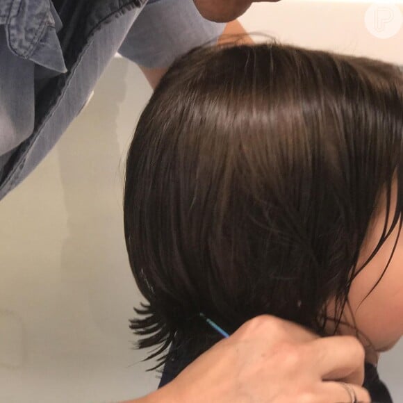 Filha de Adriana Sant'Anna cortou cabelo chanel e com franja