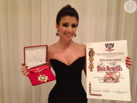 Paula Fernandes posta foto no Twitter com medalha e diploma recebidos em Brasília