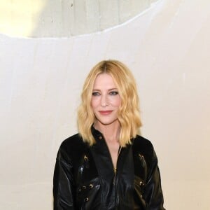 Moda depois dos 40: Cate Blanchett aposta em peças modernas, mas dá o toque de elegância no look com scarpin