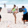 Grazi Massafera foi à praia acompanhada de Ana Lima e do personal trainer
