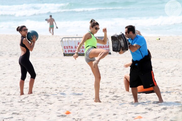 Grazi Massafera foi à praia acompanhada de Ana Lima e do personal trainer
