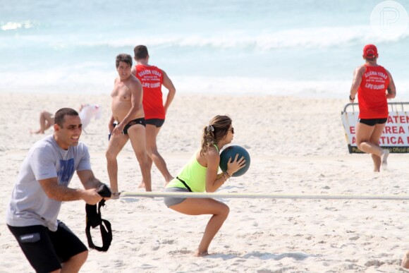 Grazi Massafera faz exercícios na praia da Barra da Tijuca, Zona Oeste do Rio