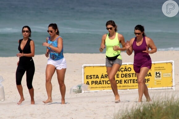 Grazi Massafera corre na areia da praia da Barra da Tijuca