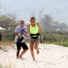 Grazi Massafera corre na areia da praia da Barra da Tijuca