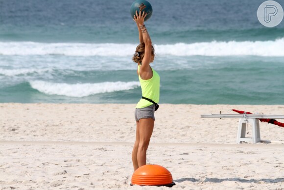 Grazi Massafera faz exercícios na praia