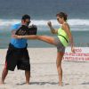 Grazi Massafera faz treino funcional em praia do Rio