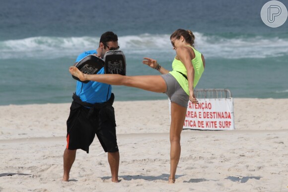 Grazi Massafera faz treino funcional em praia do Rio