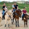 Wesley Safadão gosta de andar de cavalo com a família