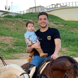 Wesley Safadão gosta de andar de cavalo com a família