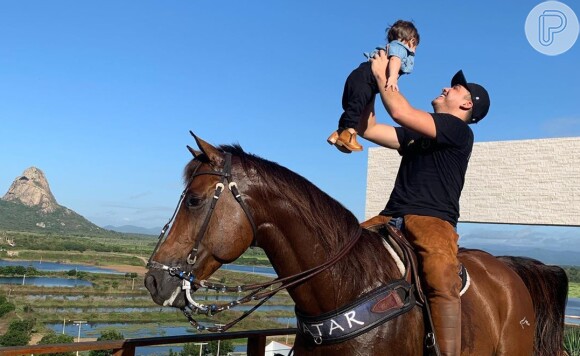 Filho de Wesley Safadão combina look jeans com botas de vaqueiro em dia em fazenda