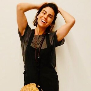 Giovanna Antonelli aposta em tendências do verão no inverno, como as jardineiras