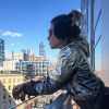 Giovanna Antonelli aposta em casaco com pegada futurista em viagem aos Estados Unidos