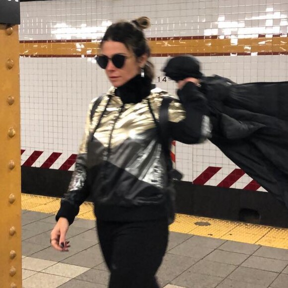 Giovanna Antonelli aposta em bota de pelúcia com look futurista