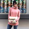 Giovanna Antonelli chama atenção com pochete de pelúcia Louis Vuitton em viagem