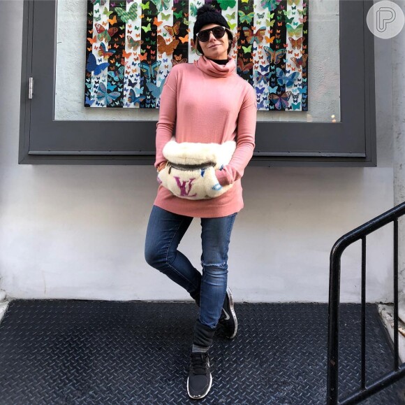 Giovanna Antonelli chama atenção com pochete de pelúcia Louis Vuitton em viagem