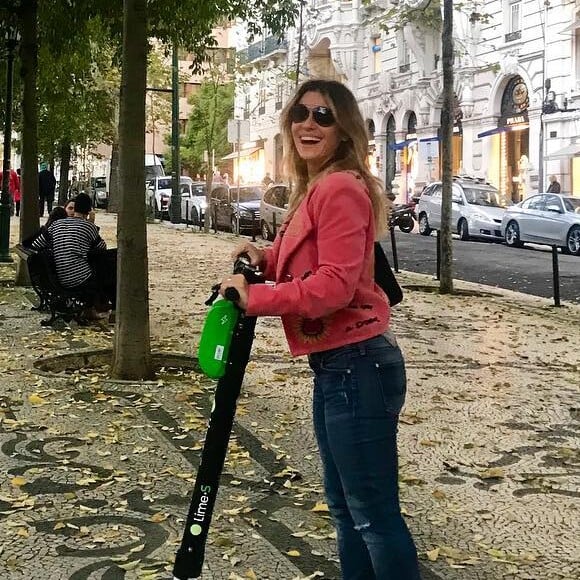 'E, para quem quer um toque especial no visual, uma bolsa diferente, até mesmo colorida para deixar a produção mais leve e alegre', comentou Giovanna Antonelli