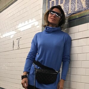 Giovanna Antonelli é fã de looks com gola alta e aposta no estilo com calça skinny e tênis