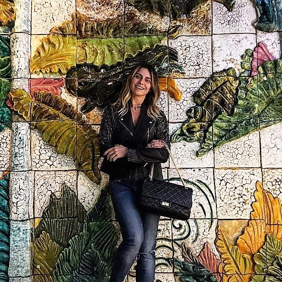 Giovanna Antonelli aposta em look casual moderno em viagem