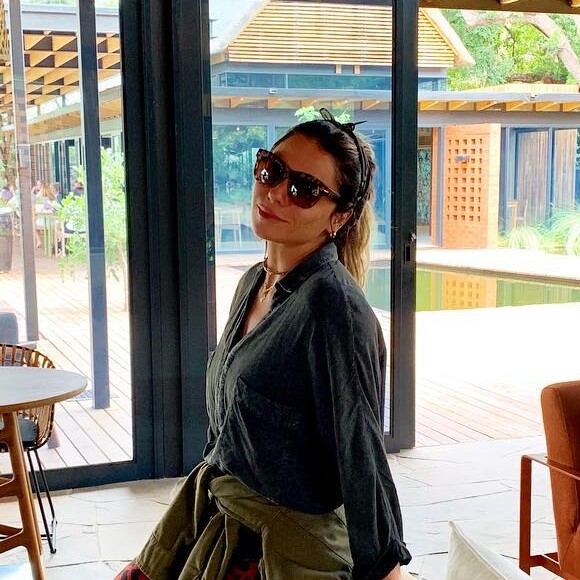 Giovanna Antonelli combina look com toque militar e calça animal print vermelha