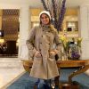 Giovanna Antonelli aposta em touca e casaco oversized em viagem. Atriz também adotou tendência da calça jeans com franja na barra