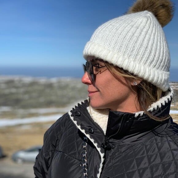 Giovanna Antonelli chama atenção com gorro em look de inverno