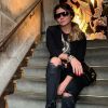 Giovanna Antonelli combina look estiloso com tênis plataforma