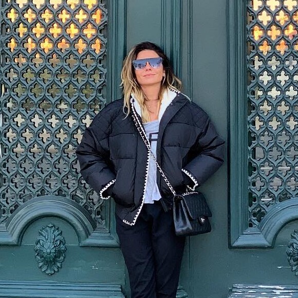 Giovanna Antonelli aposta na tendência jaqueta bomber em viagem