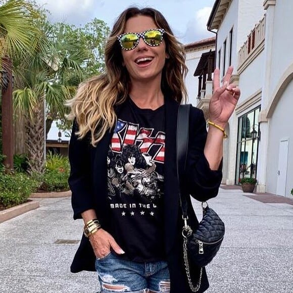 Giovanna Antonelli usa short em look de inverno. Atriz combina look com óculos espelhado colorido