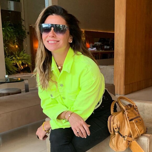 Giovanna Antonelli aposta em tendência do verão, o neon, para arrematar uma produção estilosa para curtir o frio