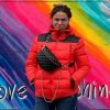 Giovanna Antonelli chama atenção de jaqueta jogger vermelha em look de frio